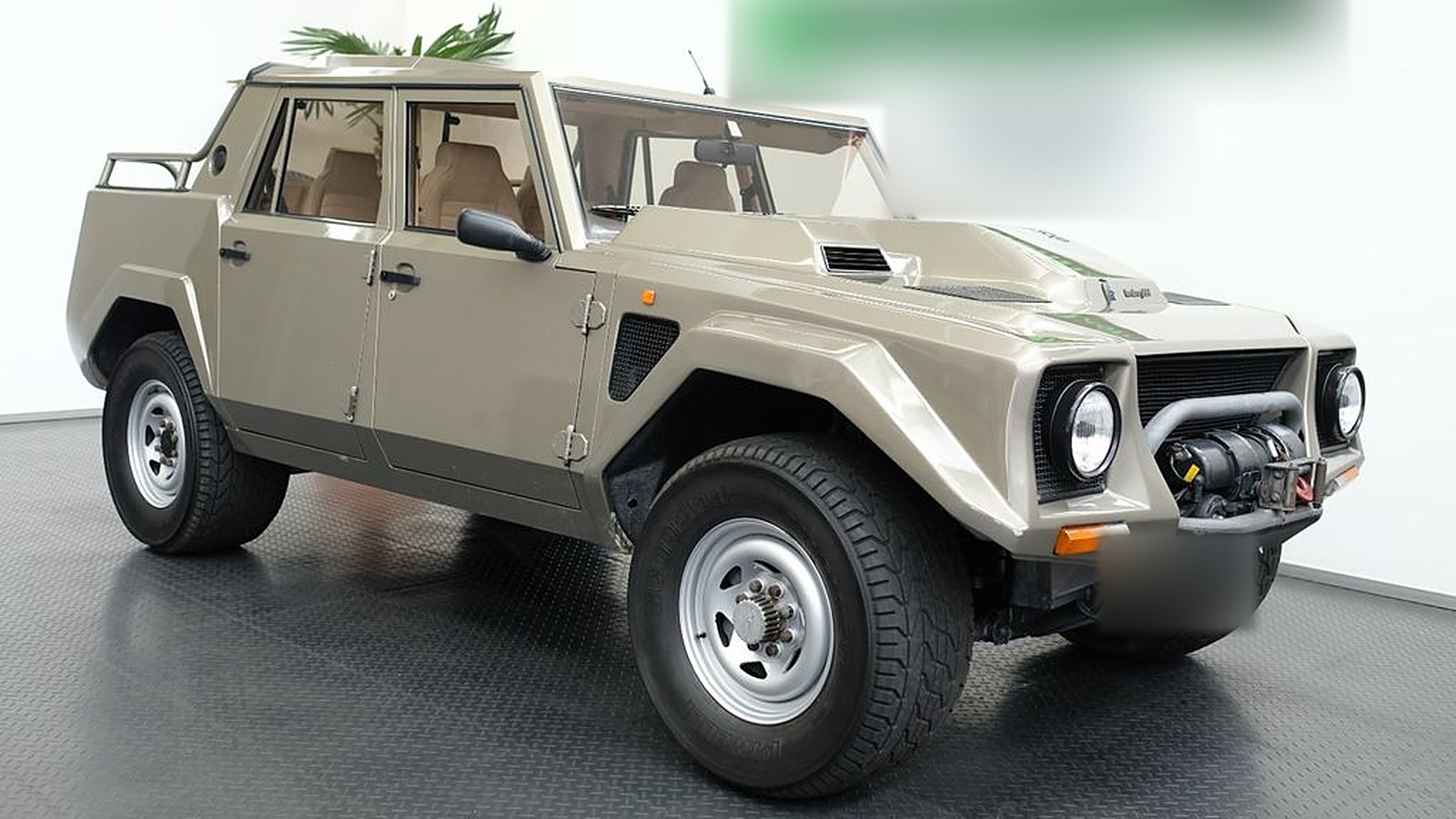 золотистый Lamborghini LM002 спереди три четверти, лебёдка в бампере
