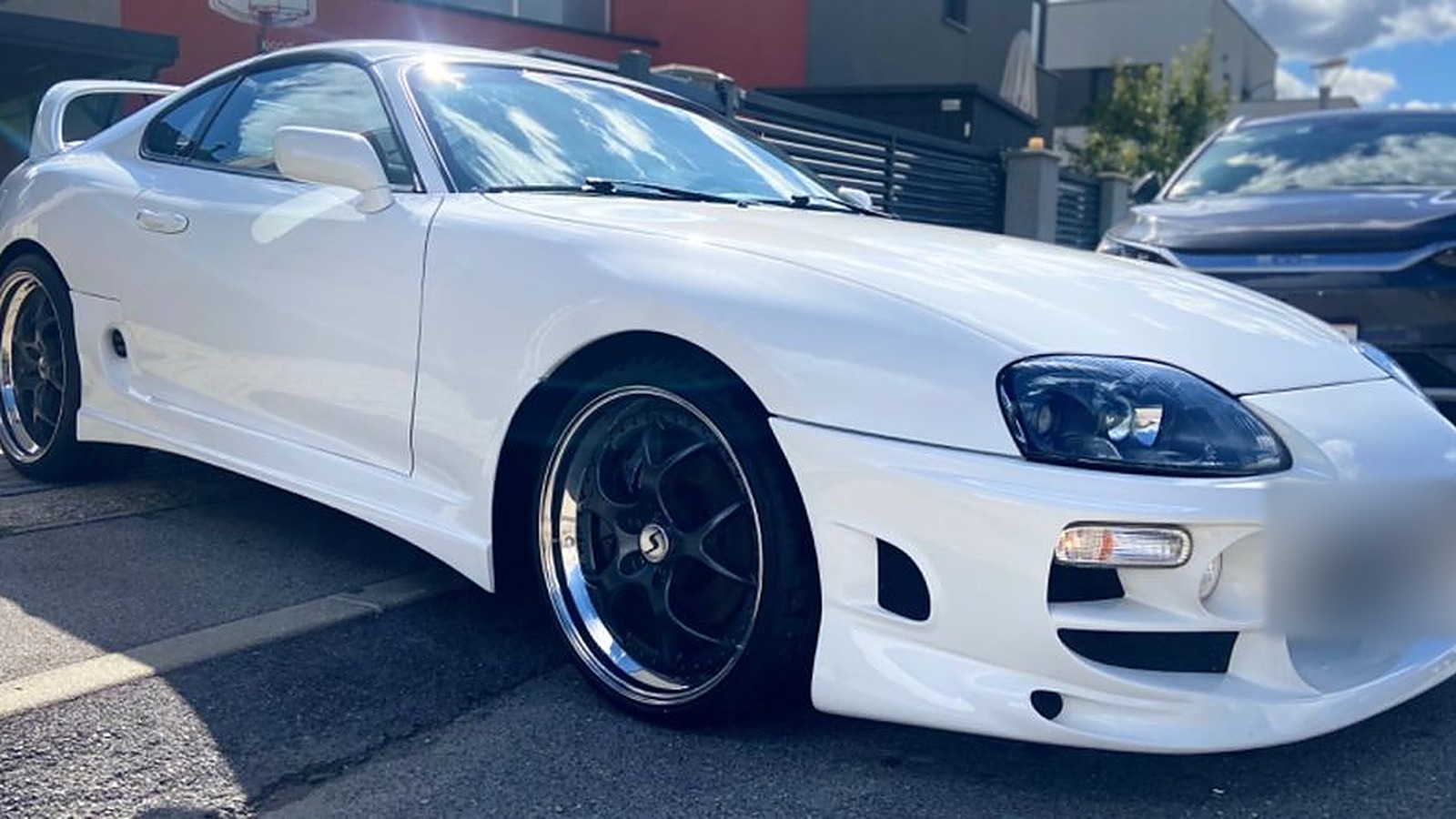 белая Toyota Supra A80 спереди три четверти