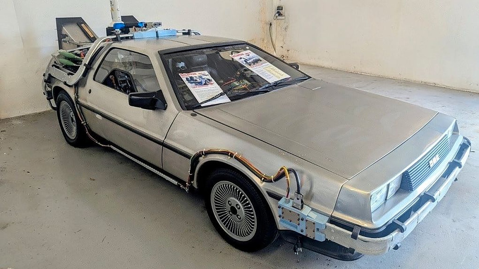 DeLorean в образе машины времени спереди три четверти