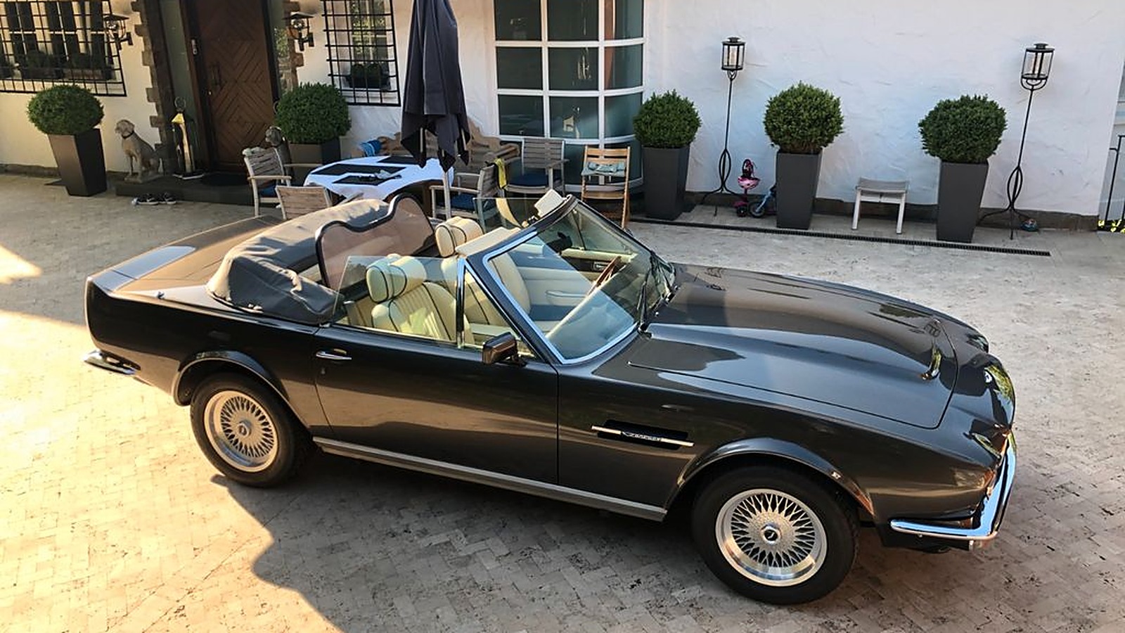 Aston Martin V8 Volante: кабриолет Бонда, который принц Чарльз попросил сделать скромнее