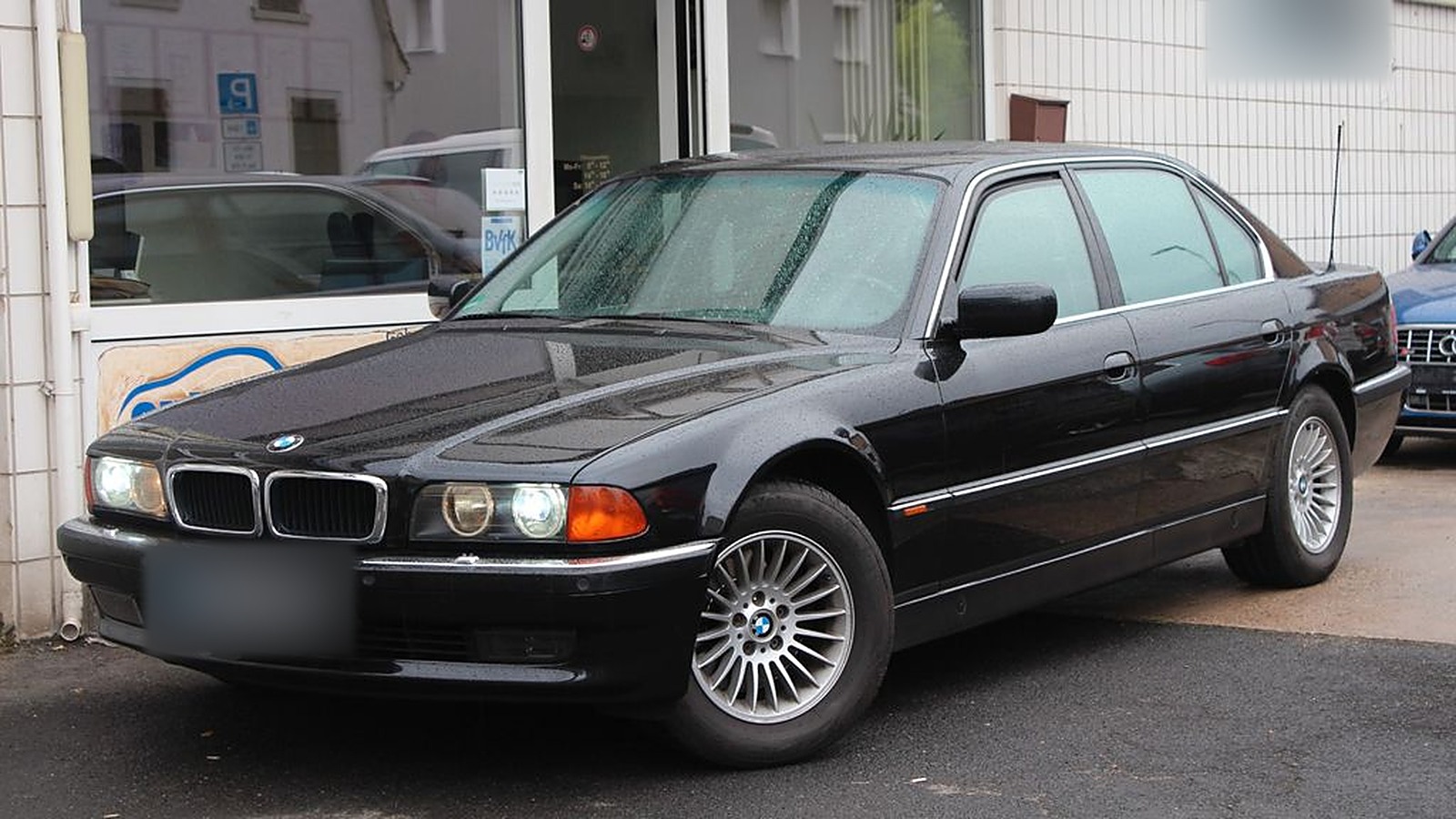 чёрный BMW 750iL E38 спереди три четверти