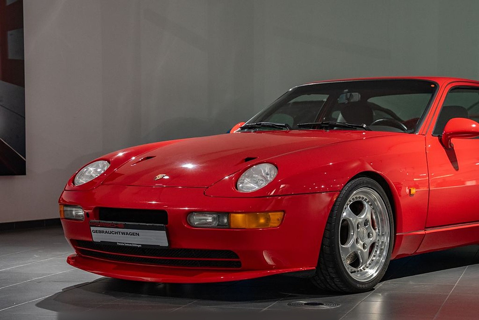 968 Turbo S спереди: глубокий спойлер и трёхсоставные диски