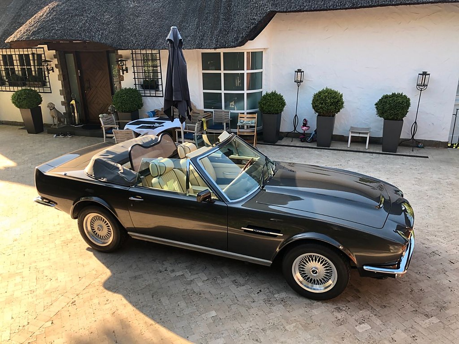 V8 Volante спереди три четверти