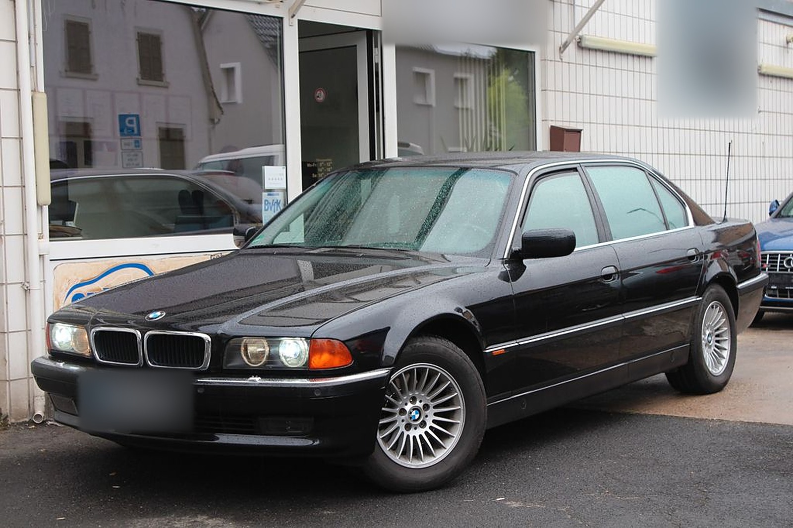 BMW 7 серии E38: длинный капот и узкие фары