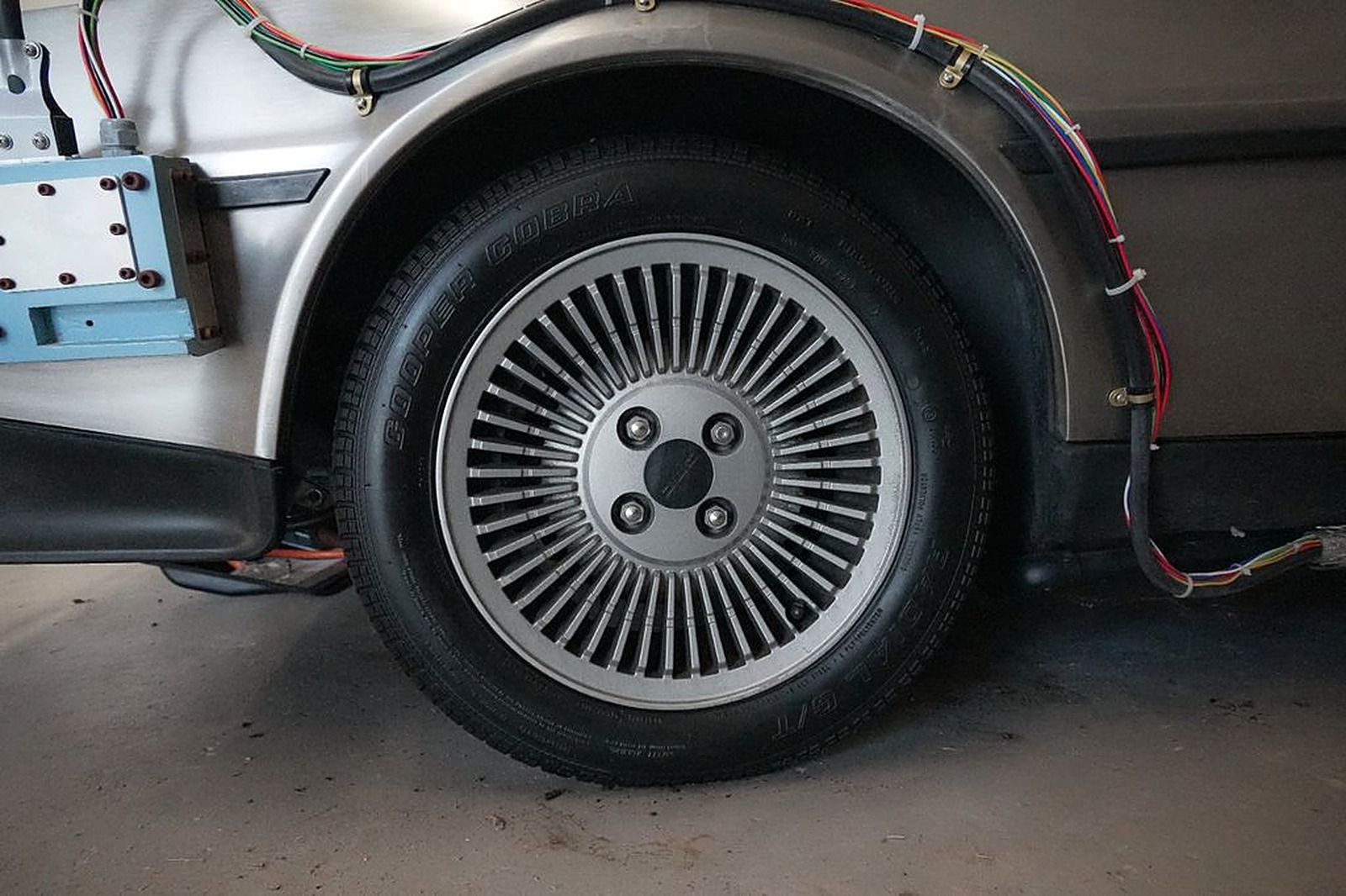 штатный диск DeLorean и кабели по арке