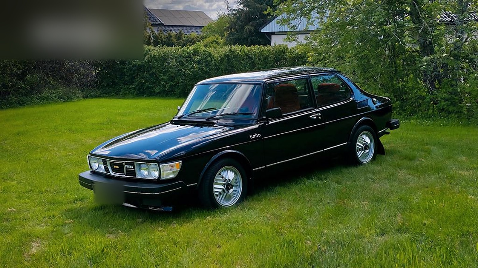 чёрный 99 Turbo на траве, фары с решёткой