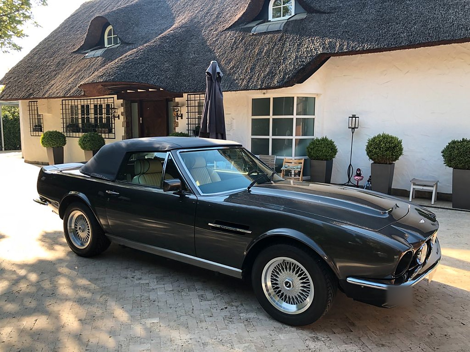V8 Volante с поднятым мягким верхом