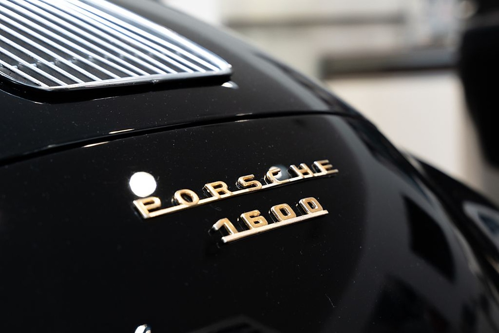 надпись PORSCHE 1600 на корме