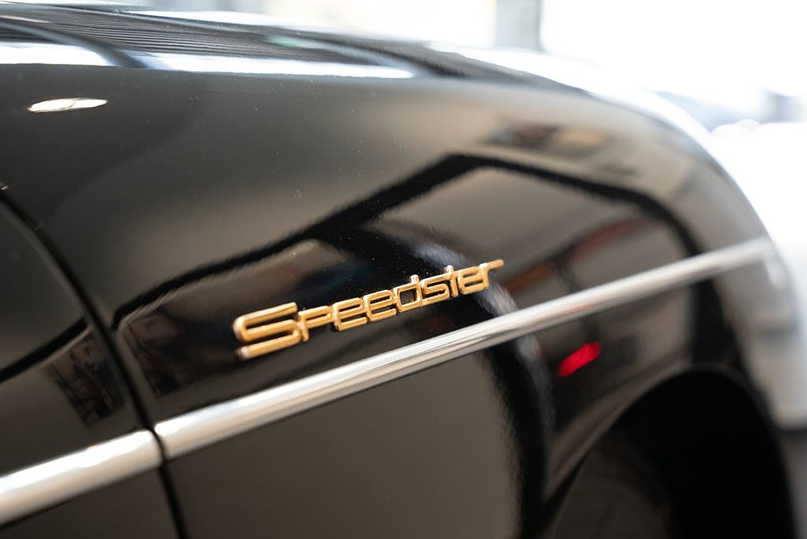 надпись Speedster на крыле