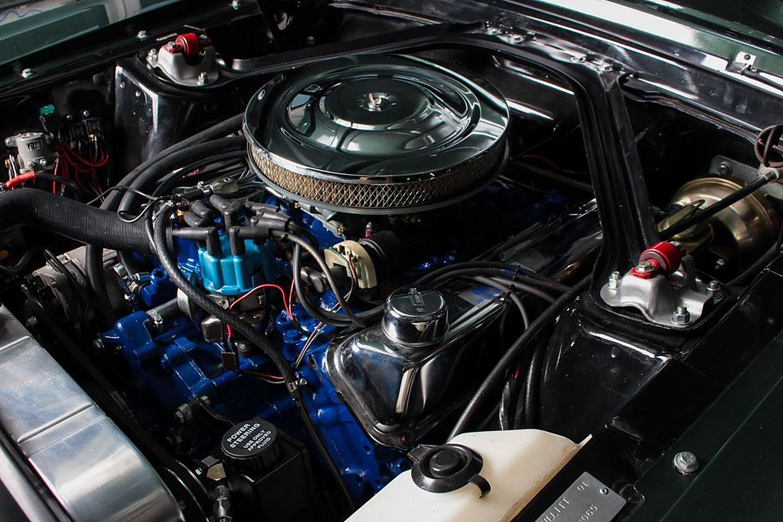V8 в синем цвете Ford Blue