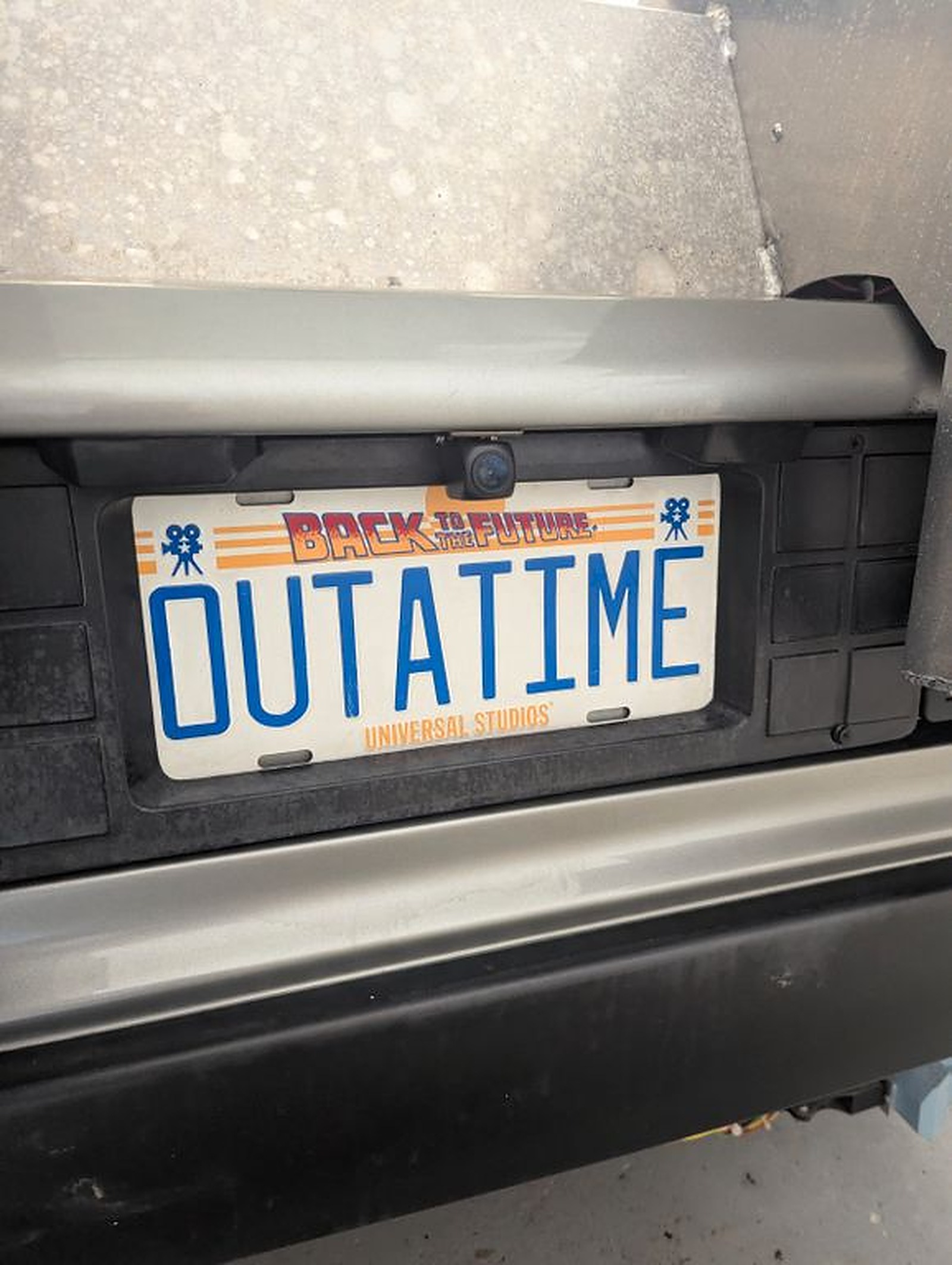 номерной знак OUTATIME