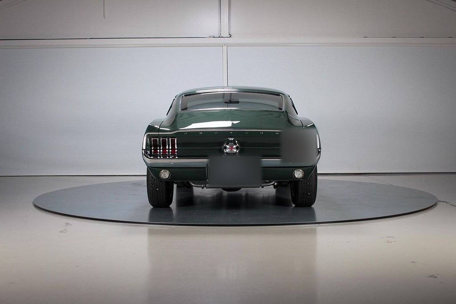 Mustang сзади