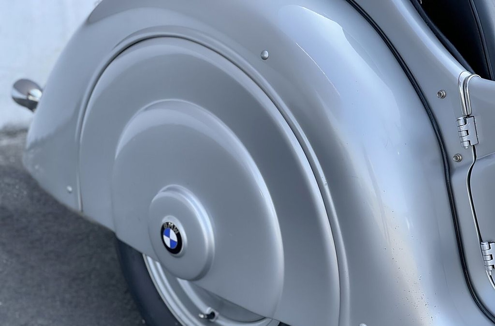 закрытое заднее колесо с эмблемой BMW